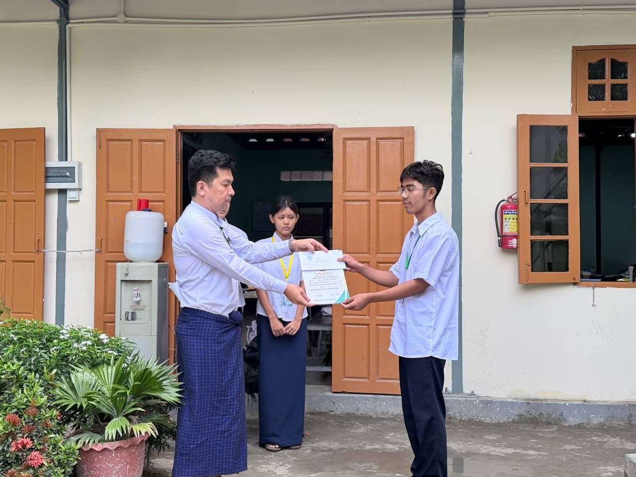 ကျောင်းကျန်းမာရေးရက်သတ္တပတ်အထိမ်းအမှတ် ဉာဏ်စမ်းပဟေဠိပြိုင်ပွဲ ဆုချီးမြှင့်ခြင်း